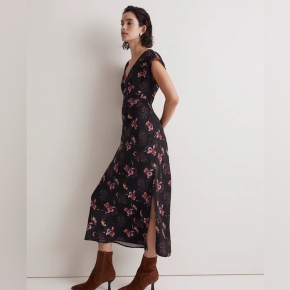 Madewell Dresses & Skirts - NWT Madewell Wide V-Neck Floral Satiny Maxi Dress